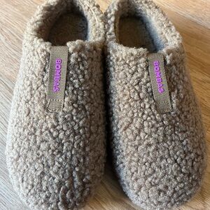 BOMBAS Women’s Tan Sunday Sherpa Slippers Size 6 Only Worn Once Inside